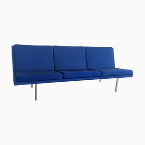 Vollständig restauriertes Airport Sofa aus blauem Stoff von Hans J. Wegner für AP Stolen, 1960er