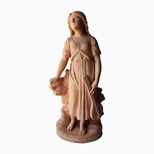 Antica scultura in terracotta di fanciulla con mandolino