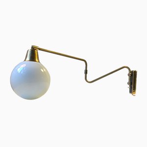 Lampada da parete moderna in ottone con sfera in vetro opalino di Laoni, Danimarca, anni '60