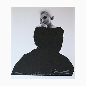 Marilyn en robe noire vous regarde 2007