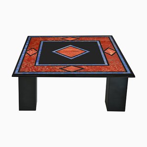 Tavolino da caffè quadrato nero con ripiano in ardesia intagliata e colonne in 4 colori, fatto a mano in Italia da Cupioli