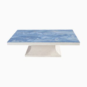 Tavolino da caffè blu chiaro con ripiano decorato in scagliola e base in legno bianco fatto a mano in Italia da Cupioli