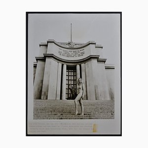 Desnudo de París frente al Museo de l'Homme, años 70