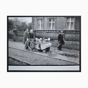Kleinkinder Ausflug in einem Handwagen Nachkrieg, 1950er