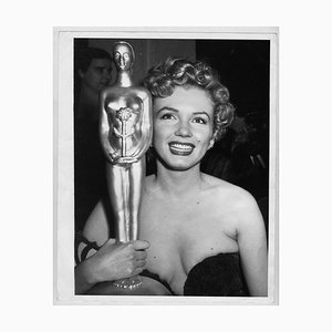 La actriz Marilyn Monroe gana un trofeo fotografiado por Earl Leaf, 1952