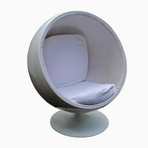 Silla Ball Adelta vintage de fibra de vidrio en blanco al estilo de Eero Aarnio