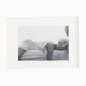 Marilyn Monroe . Passed out on the bed . The last sitting 2009