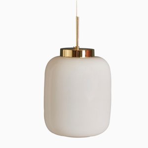 Lámpara colgante danesa Mid-Century de vidrio blanco y latón, años 60