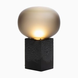 Lampe Basse Magma One en Acetato Gris Fumé avec Base Noire par Ferréol Babin