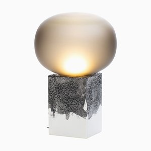 Lampe Basse Magma One en Acetato Gris Fumé avec Base Blanche par Ferréol Babin