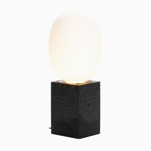 Lampe Magma One High en Acetato Blanc avec Socle Noir par Ferréol Babin