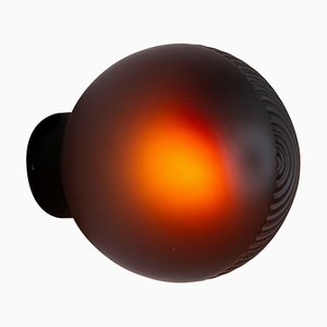 Stellar Wall One Acetato Aubergine avec Cadre Noir par Sebastian Herkner