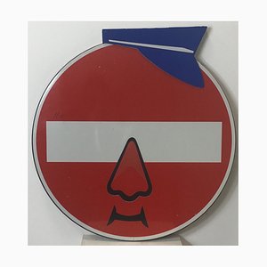 Police Sprühfarbe und Klebstoff auf Straßenschild von Clet Abraham, 2016