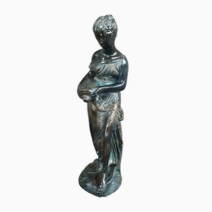Escultura Mid-Century de una mujer joven con una jarra