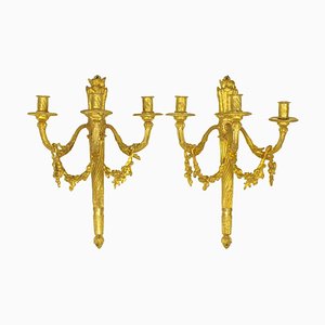 Apliques estilo Louis XVI de tres luces de madera dorada de bronce dorado atribuidos a H. Vian. Juego de 2