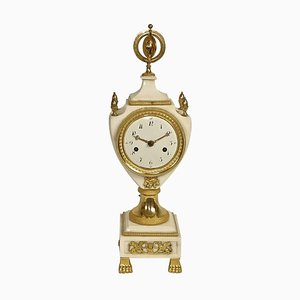 Orologio da camino Luigi XVI in marmo bianco e bronzo dorato