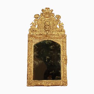 Espejo francés Mid-Century de madera dorada con jarrón Regency, siglo XVIII
