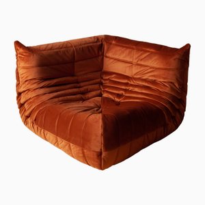 Sedia angolare Togo in velluto arancione ambrato di Michel Ducaroy per Ligne Roset