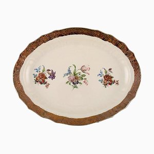 Plato Royal Copenhagen de porcelana con motivos florales y borde dorado