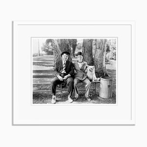 Laurel and Hardy en Early Bed Bed Pigment Print enmarcado en blanco de Bettmann