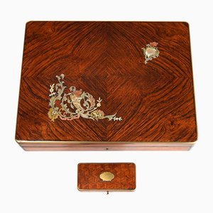 Caja de juegos antigua de madera con incrustaciones