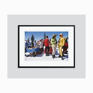 Snowmass Gathering Oversize C Print in Schwarz von Slim Aarons