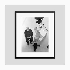 Imprimé Pigmentaire d'Encre Alfred Hitchcock and Tippi Hedren Encadré en Noir