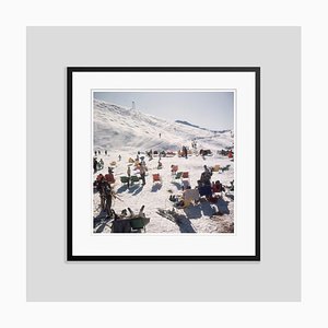 Skiers at Verbier Oversize C Print Encadré en Noir par Slim Aarons