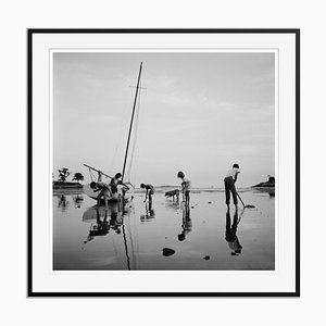 Affiche Digging for Clams en Gélatine à Fibres d'Argent Encadrée en Noir par Slim Aarons