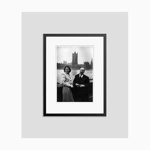 Affiche Alfred Hitchcock et Ingrid Bergman Encadrée en Gélatine Argentée Encre Resand en Noir par Kurt Hutton