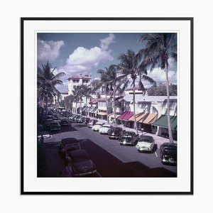 Stampa Palm Beach Street Oversize C con cornice nera di Slim Aarons