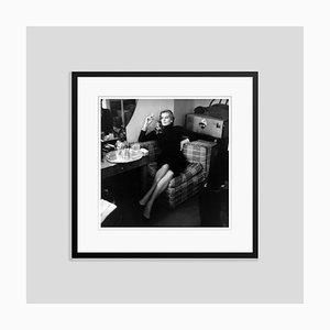 Lámina Anita Ekberg de resina plateada con resina de gelatina enmarcada en negro de Bob Haswell