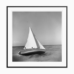 Impresión Jamaica Sea Sailing de fibra de plata con fibras de plata enmarcada en negro de Slim Aarons