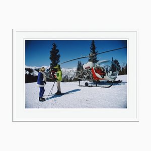 Impresión Snowmass Village Oversize C con marco blanco de Slim Aarons