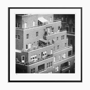 Impresión de frascos NY Apartments Silver Fiber enmarcada en negro de Slim Aarons