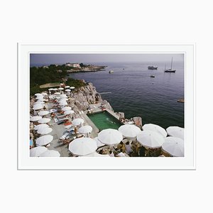 Impresión Pool by the Sea Oversize C enmarcada en blanco de Slim Aarons