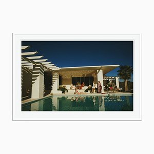 Stampa Oversize C a righe in piscina di Slim Aarons