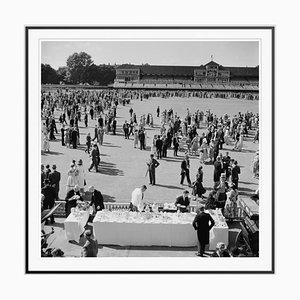 Affiche Spectators at Lords en Laiton Argenté Encadrée par Slim Aarons