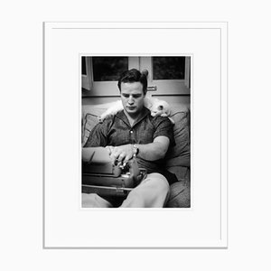 Stampa Marlon Brando 1954 in resina argentata con cornice bianca di Murray Garrett