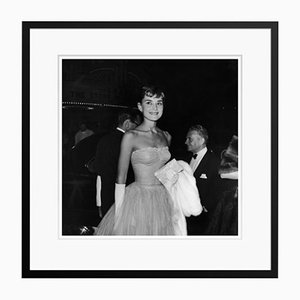 Hepburn at Premiere Silbergelatine Kunstdruck von Gerahmt von Hulton Archive