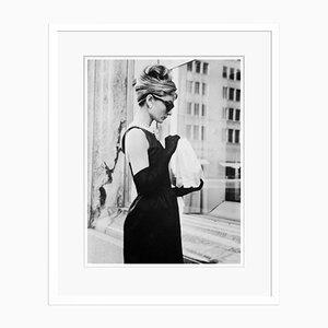 Affiche Audrey Hepburn Lunch on Fifth Avenue Silver Grainatin Resined Print Encadrée en Blanc par Keystone