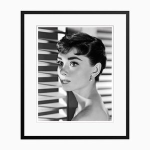 Audrey Hepburn Portrait Archivdruck in Schwarz gerahmt von Alamy Archives