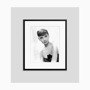 Impresión Audrey Hepburn Archival Pigment enmarcada en negro de Bettmann
