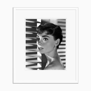 Audrey Hepburn Archival Pigment Print in Weiß gerahmt