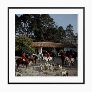 Impresión Pebble Beach Hunt Oversize C con marco negro de Slim Aarons