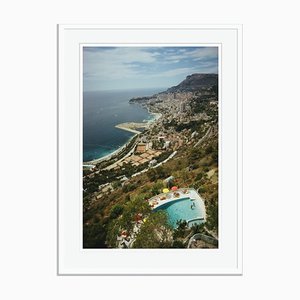 Impresión Oversize C Roquebrune-Cap-Martin enmarcada en blanco de Slim Aarons