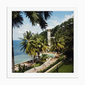 Bahamian Hotel Oversize C Print Encadré en Blanc par Slim Aarons