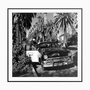 Beverly Hills Cop Silver Flower Gelatinedruck in Schwarz von Slim Aarons Eingerahmt