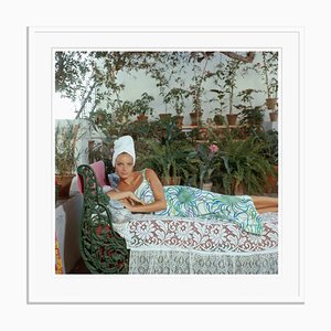 Imprimé Quiet Après-Mer Oversize Encadré Blanc par Slim Aarons