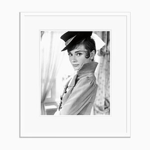 Audrey Hepburn Archival Pigment Print in Weiß gerahmt